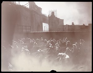 Filles travaillant sur un jardin potager sur le toit, pont de Manhattan visible au-delà, New York, 1910